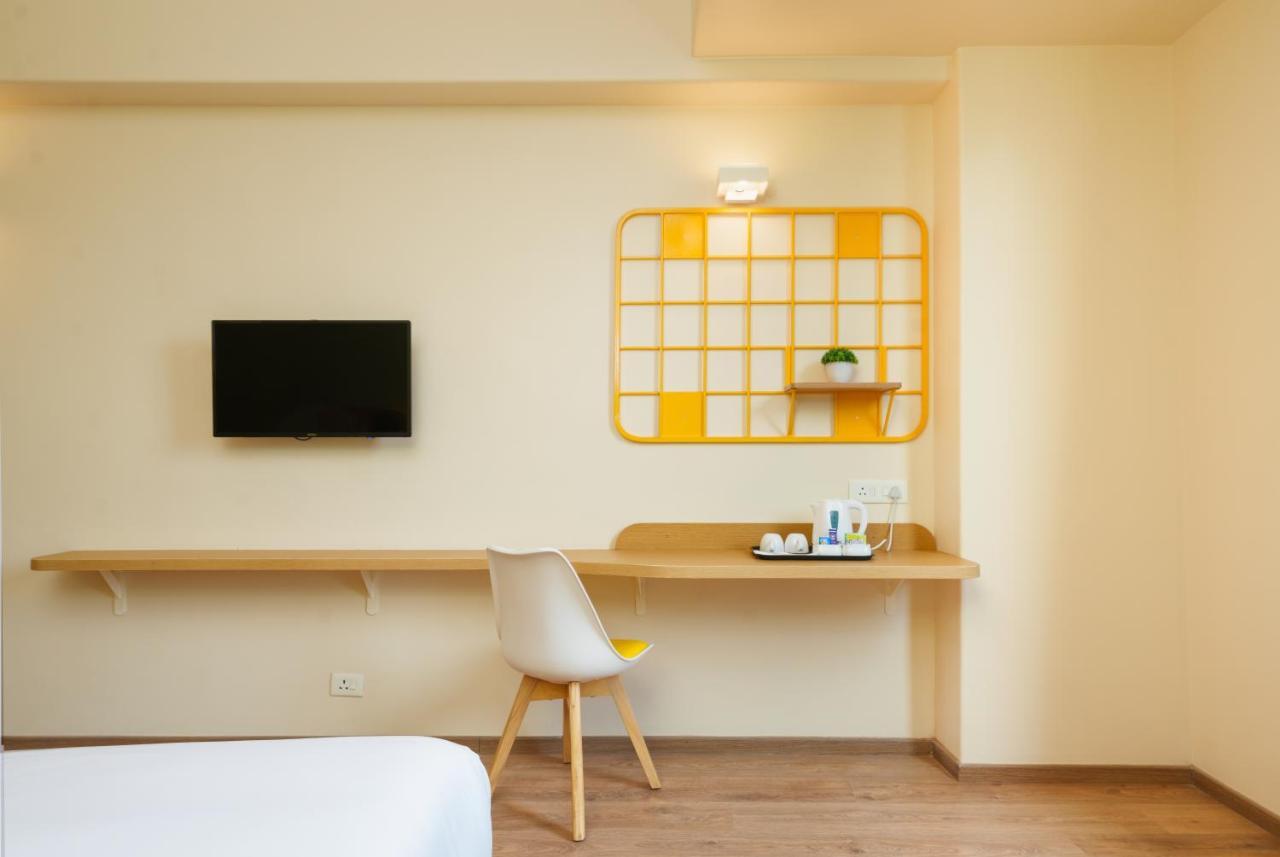 Bloom Hotel - Sector 62 Нойда Экстерьер фото