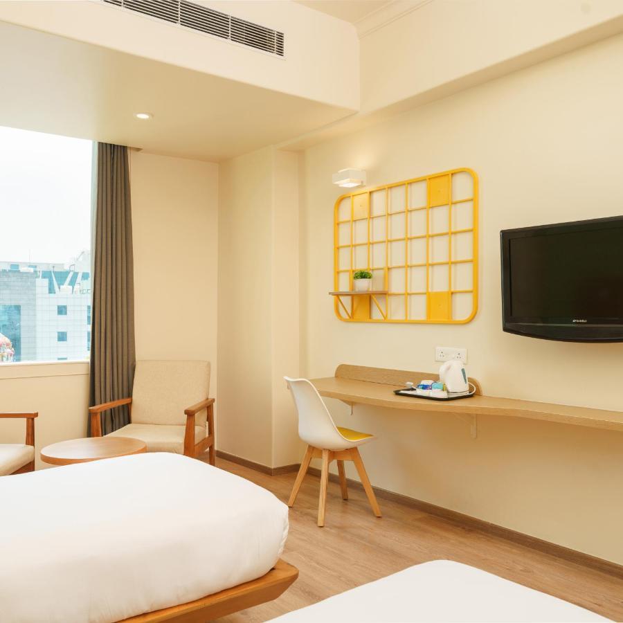 Bloom Hotel - Sector 62 Нойда Экстерьер фото